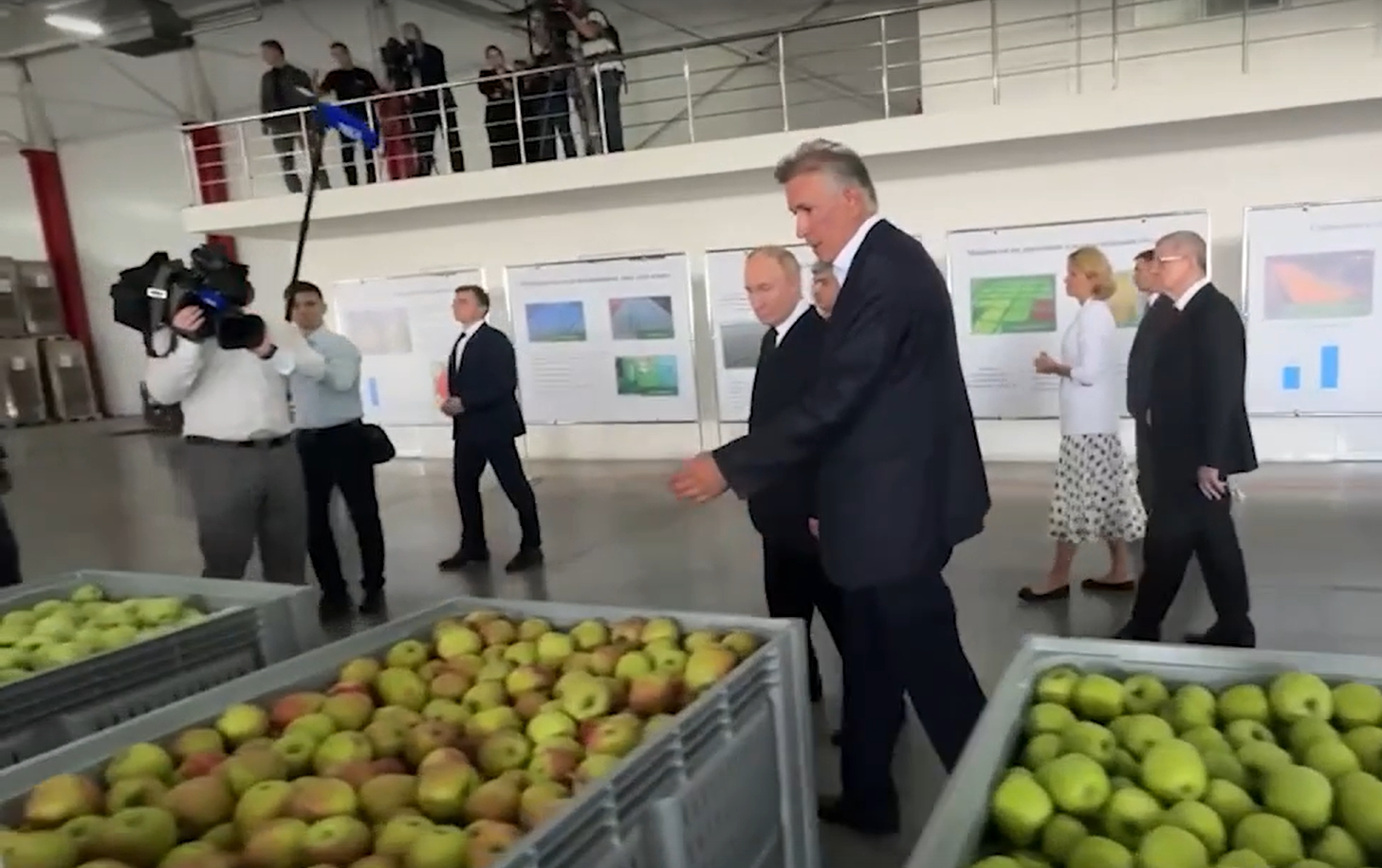 Путину показали яблоки в контейнерах «Ай-Пласт»
